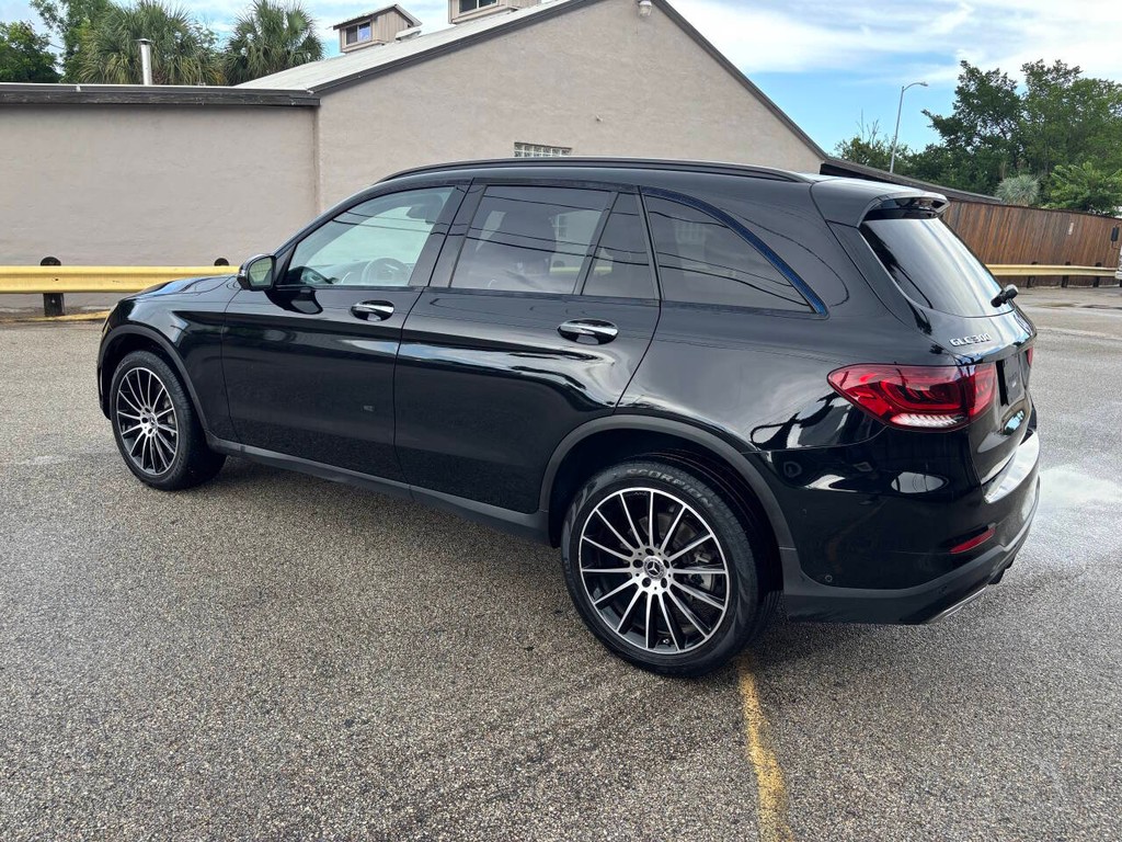 Mercedes-Benz GLC Vehicle Full-screen Gallery Image 05