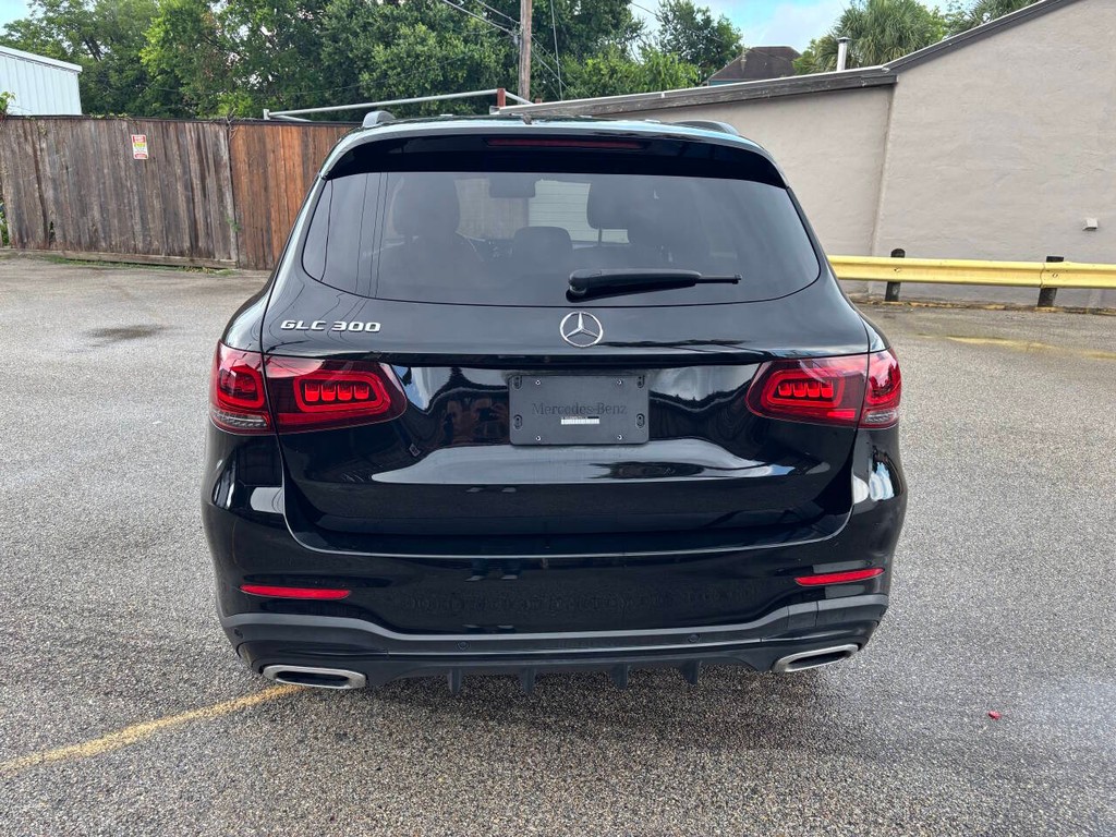 Mercedes-Benz GLC Vehicle Full-screen Gallery Image 06