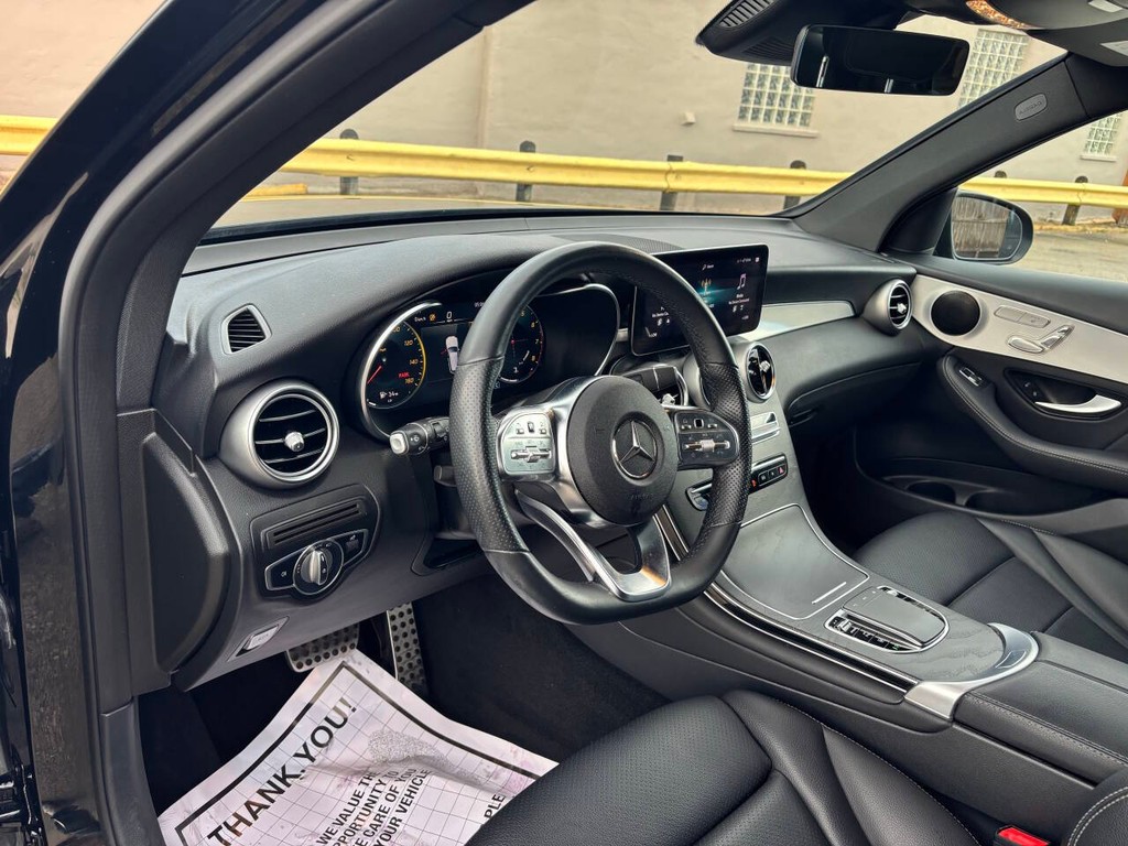 Mercedes-Benz GLC Vehicle Full-screen Gallery Image 08