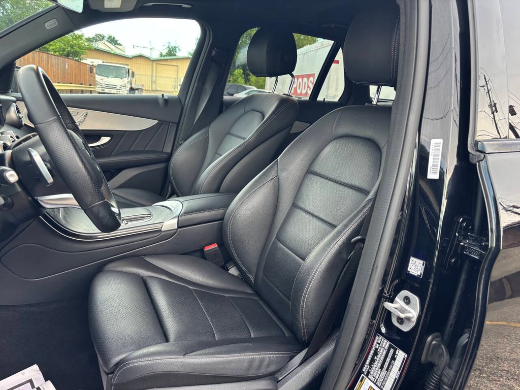Mercedes-Benz GLC Vehicle Full-screen Gallery Image 09