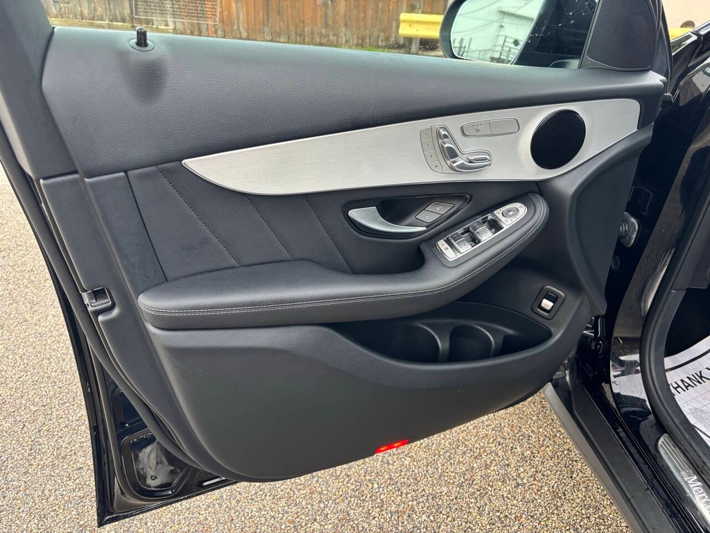 Mercedes-Benz GLC Vehicle Full-screen Gallery Image 10