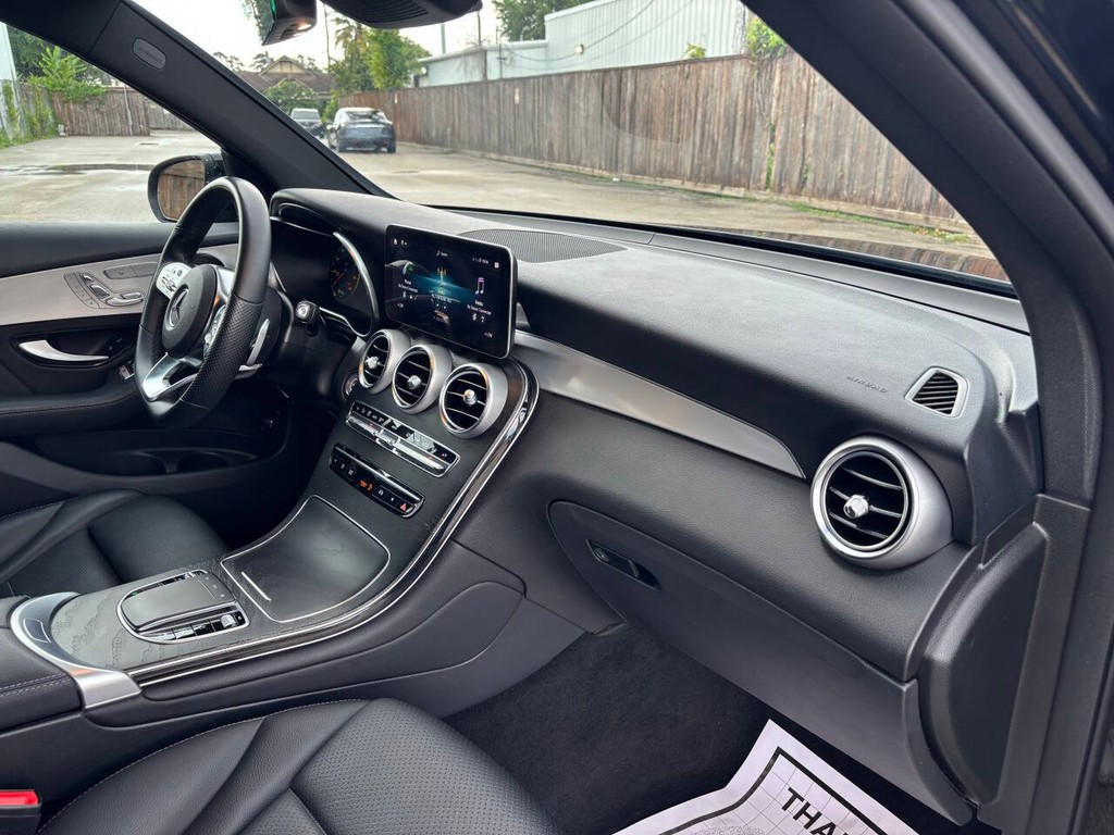 Mercedes-Benz GLC Vehicle Full-screen Gallery Image 11