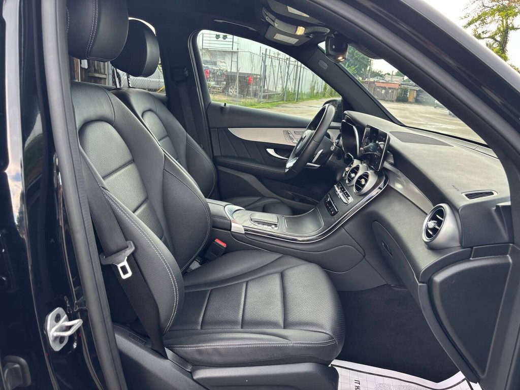 Mercedes-Benz GLC Vehicle Full-screen Gallery Image 12