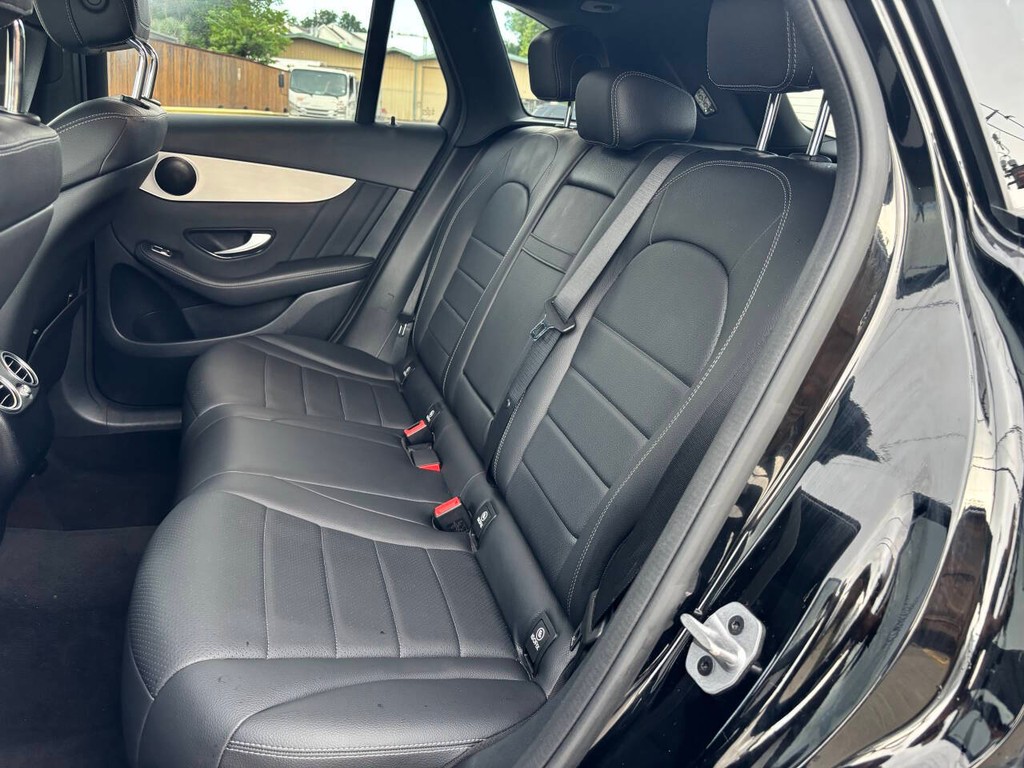 Mercedes-Benz GLC Vehicle Full-screen Gallery Image 14