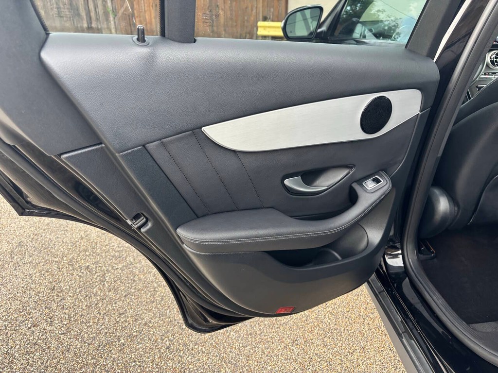 Mercedes-Benz GLC Vehicle Full-screen Gallery Image 15