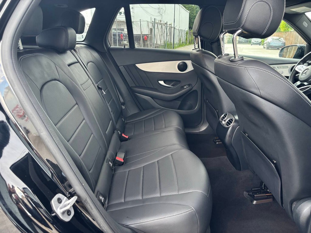 Mercedes-Benz GLC Vehicle Full-screen Gallery Image 16