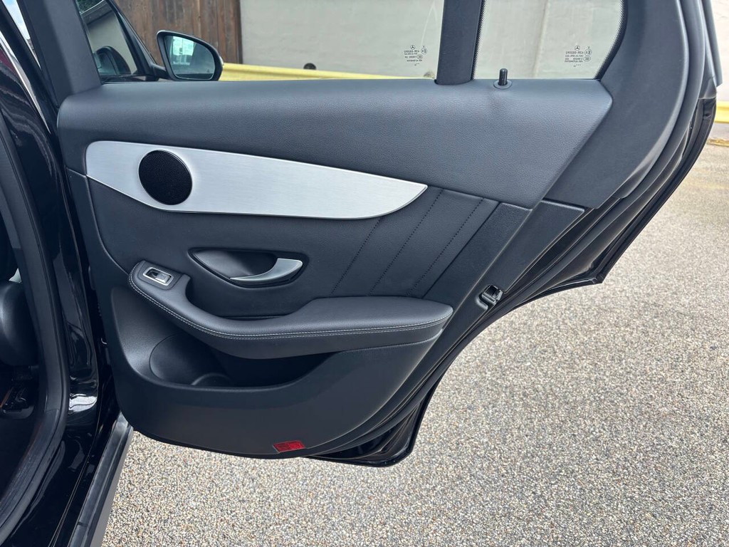 Mercedes-Benz GLC Vehicle Full-screen Gallery Image 17