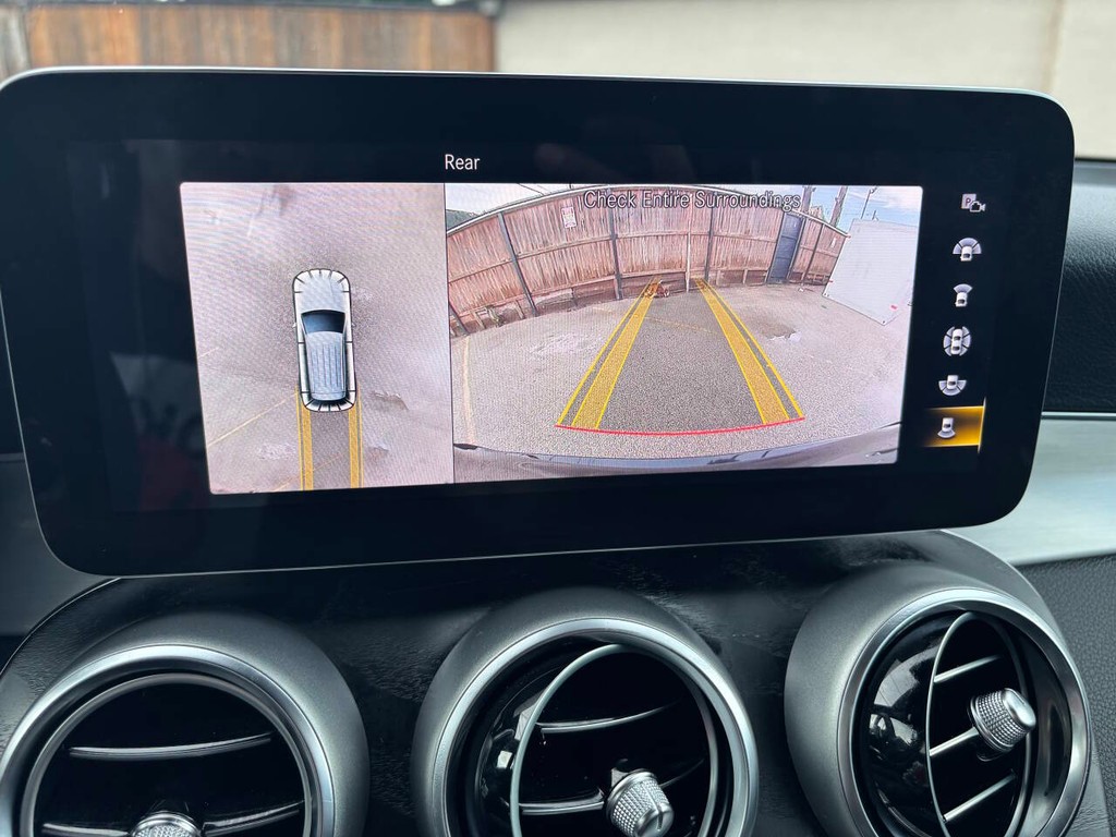 Mercedes-Benz GLC Vehicle Full-screen Gallery Image 21