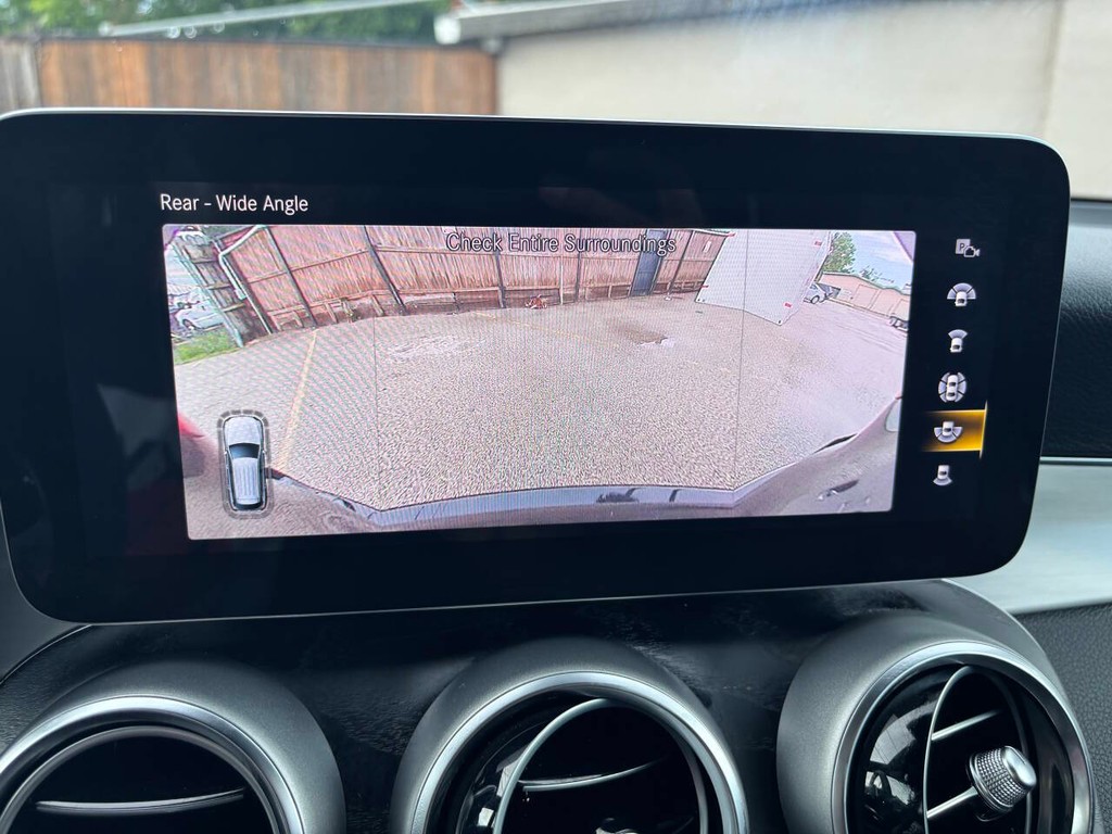 Mercedes-Benz GLC Vehicle Full-screen Gallery Image 22