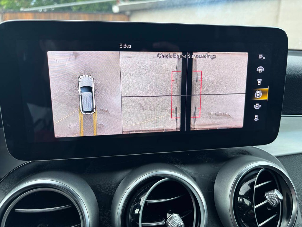 Mercedes-Benz GLC Vehicle Full-screen Gallery Image 23