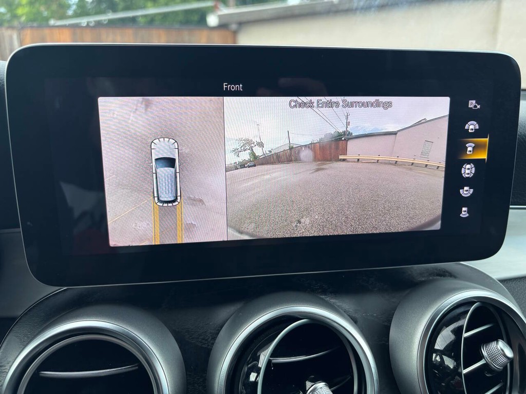 Mercedes-Benz GLC Vehicle Full-screen Gallery Image 24
