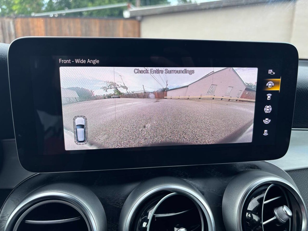 Mercedes-Benz GLC Vehicle Full-screen Gallery Image 25