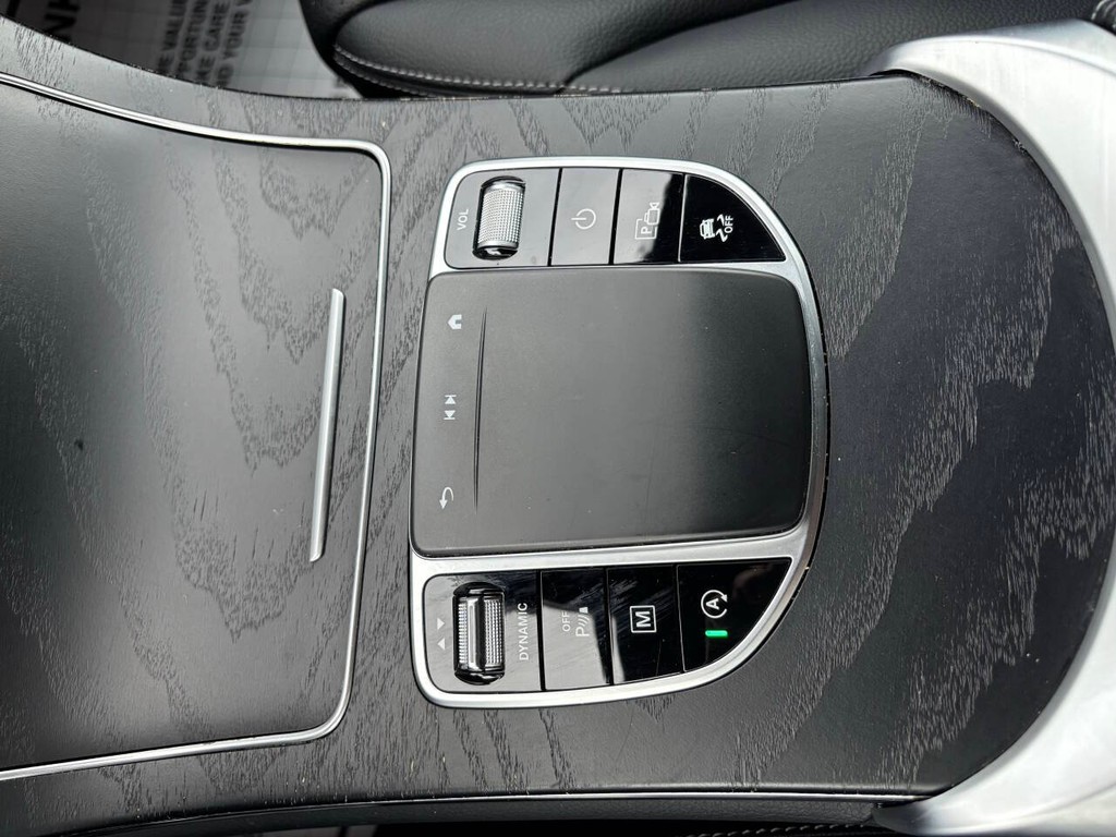 Mercedes-Benz GLC Vehicle Full-screen Gallery Image 26