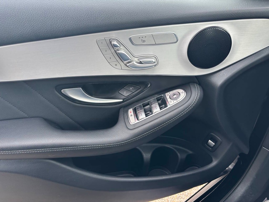 Mercedes-Benz GLC Vehicle Full-screen Gallery Image 29