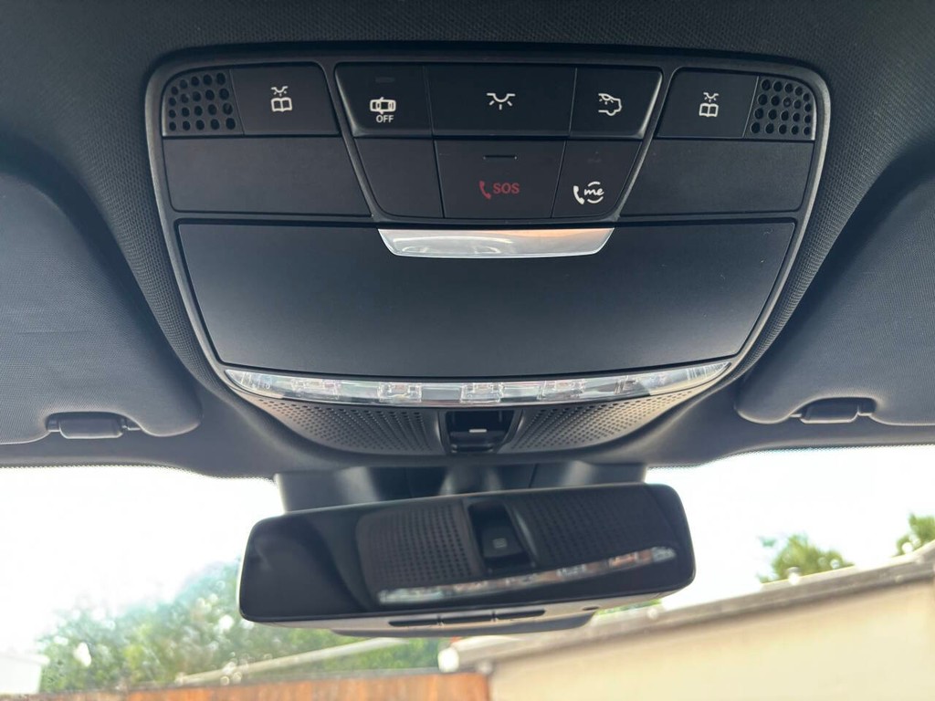 Mercedes-Benz GLC Vehicle Full-screen Gallery Image 30