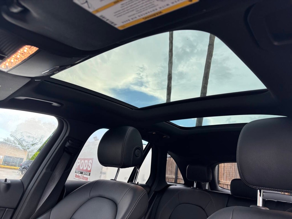 Mercedes-Benz GLC Vehicle Full-screen Gallery Image 31