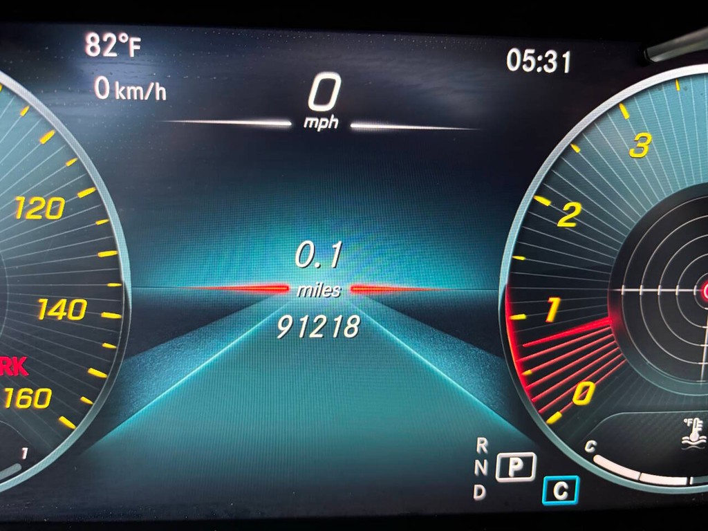 Mercedes-Benz GLC Vehicle Full-screen Gallery Image 33