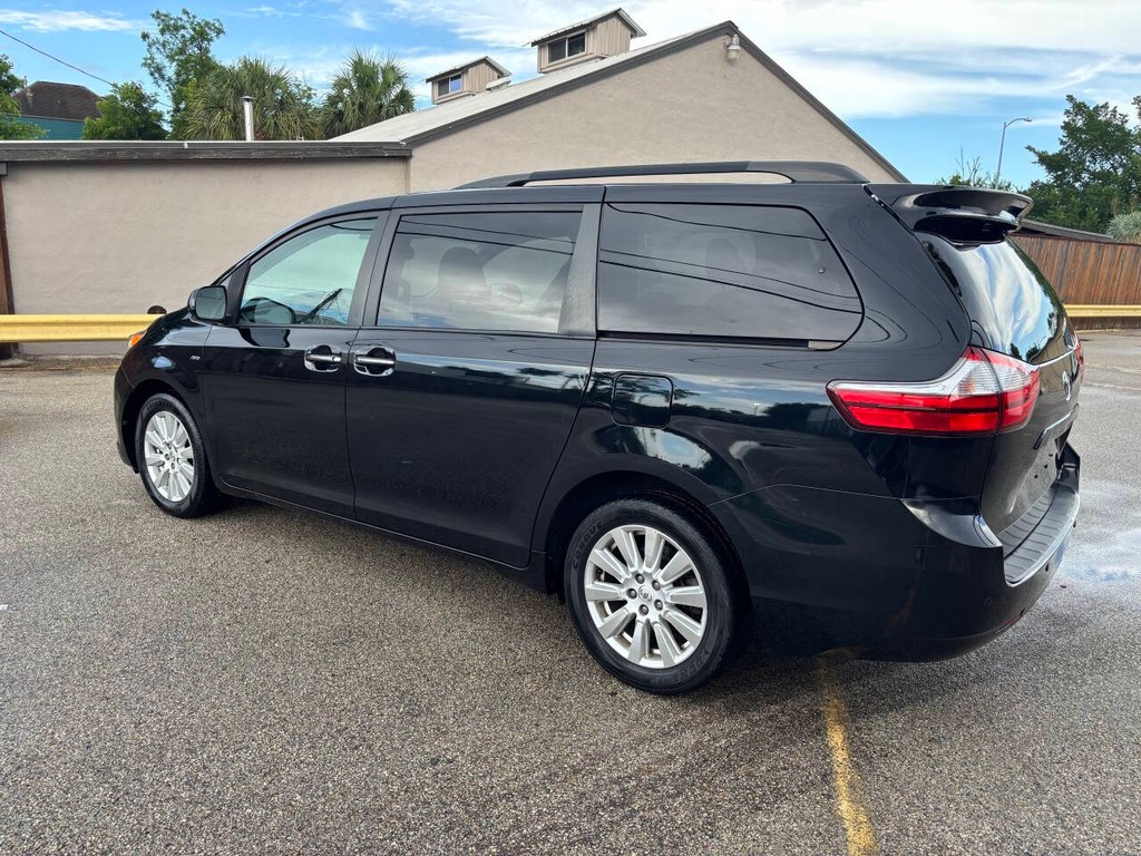 Toyota Sienna Vehicle Full-screen Gallery Image 04