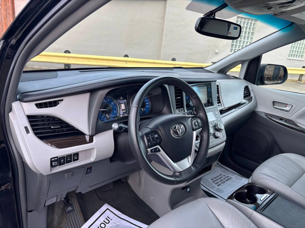 Toyota Sienna Vehicle Full-screen Gallery Image 07