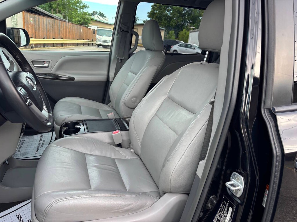 Toyota Sienna Vehicle Full-screen Gallery Image 08