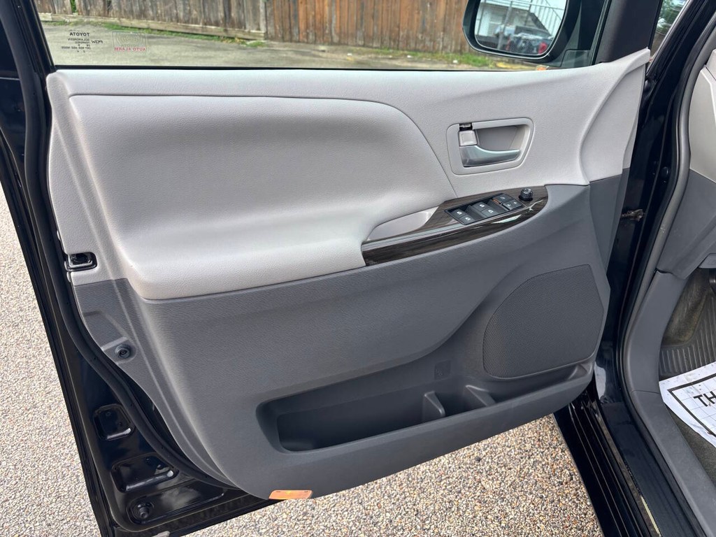 Toyota Sienna Vehicle Full-screen Gallery Image 09