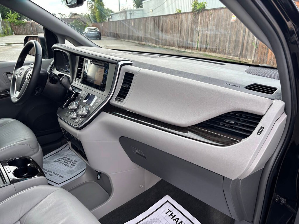 Toyota Sienna Vehicle Full-screen Gallery Image 10
