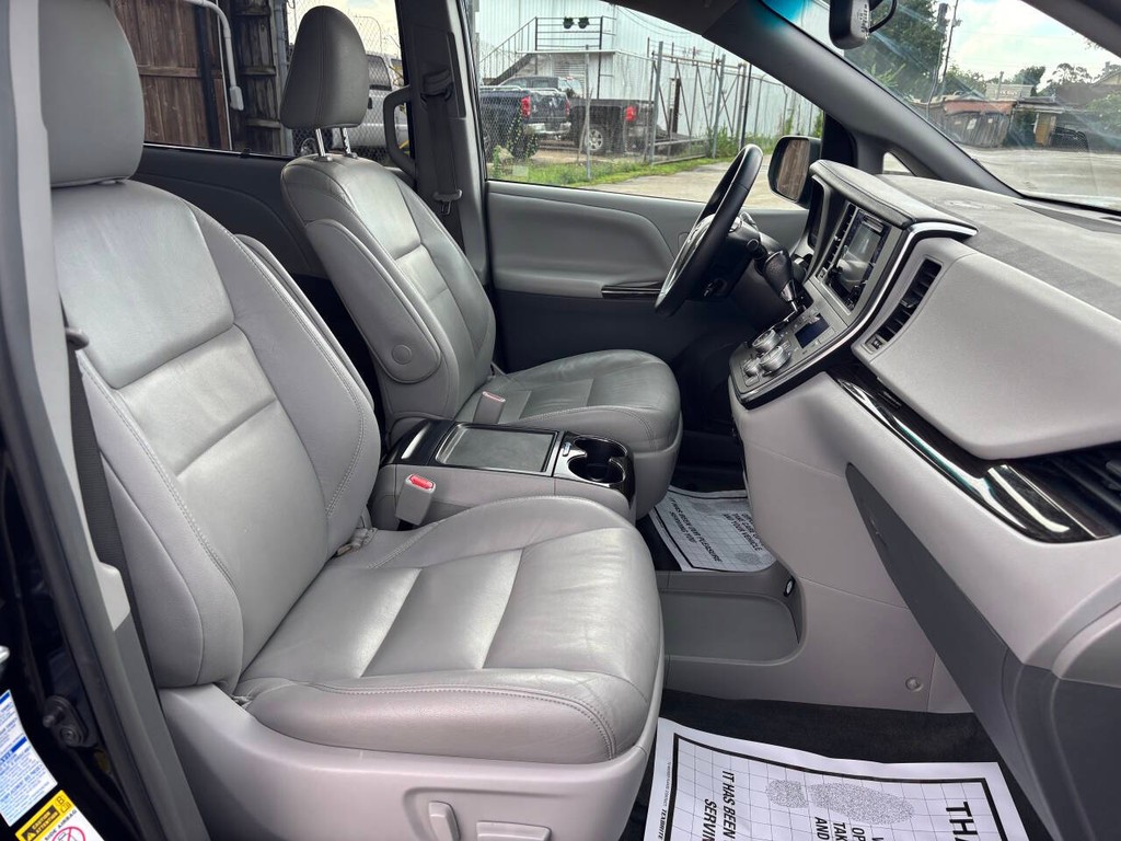 Toyota Sienna Vehicle Full-screen Gallery Image 11