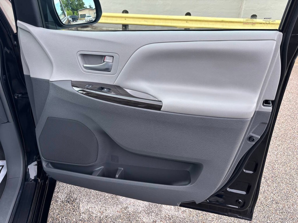 Toyota Sienna Vehicle Full-screen Gallery Image 12