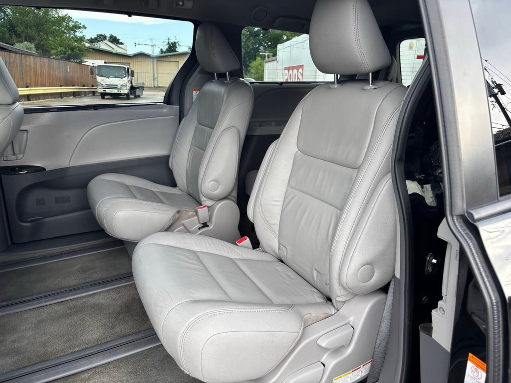 Toyota Sienna Vehicle Full-screen Gallery Image 13