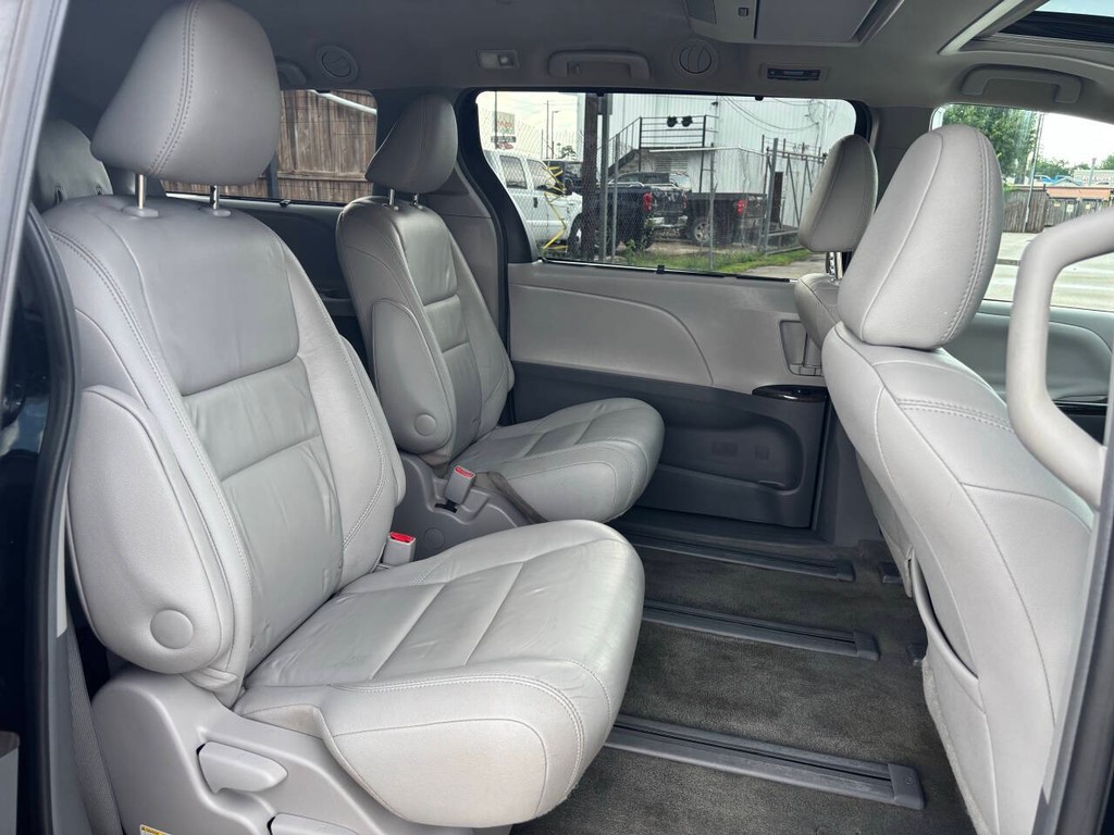 Toyota Sienna Vehicle Full-screen Gallery Image 14