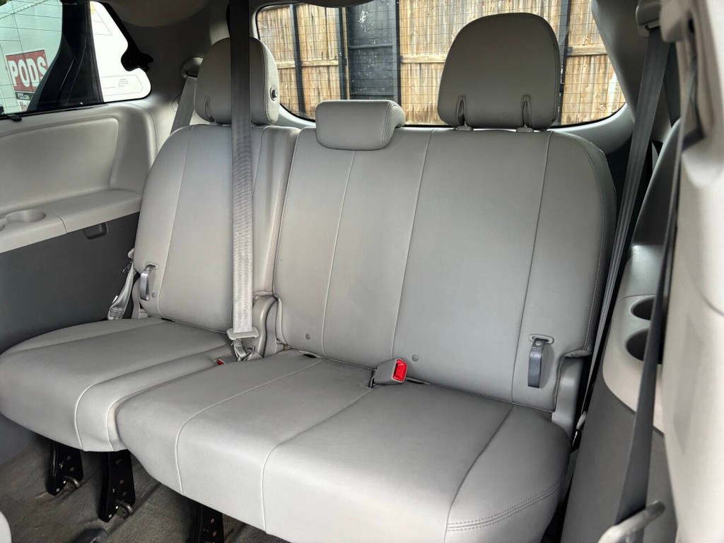 Toyota Sienna Vehicle Full-screen Gallery Image 15