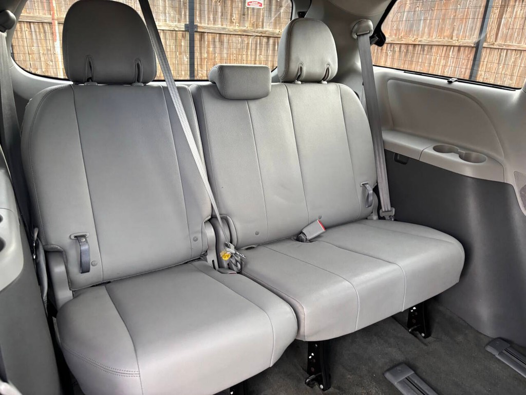 Toyota Sienna Vehicle Full-screen Gallery Image 16
