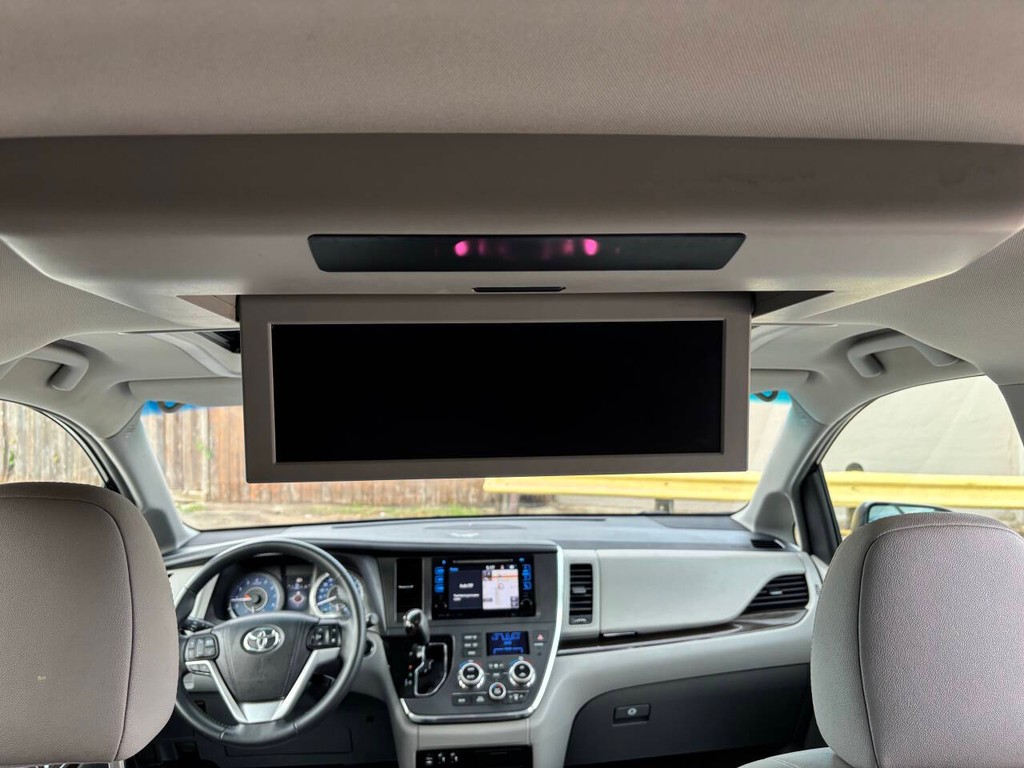 Toyota Sienna Vehicle Full-screen Gallery Image 17