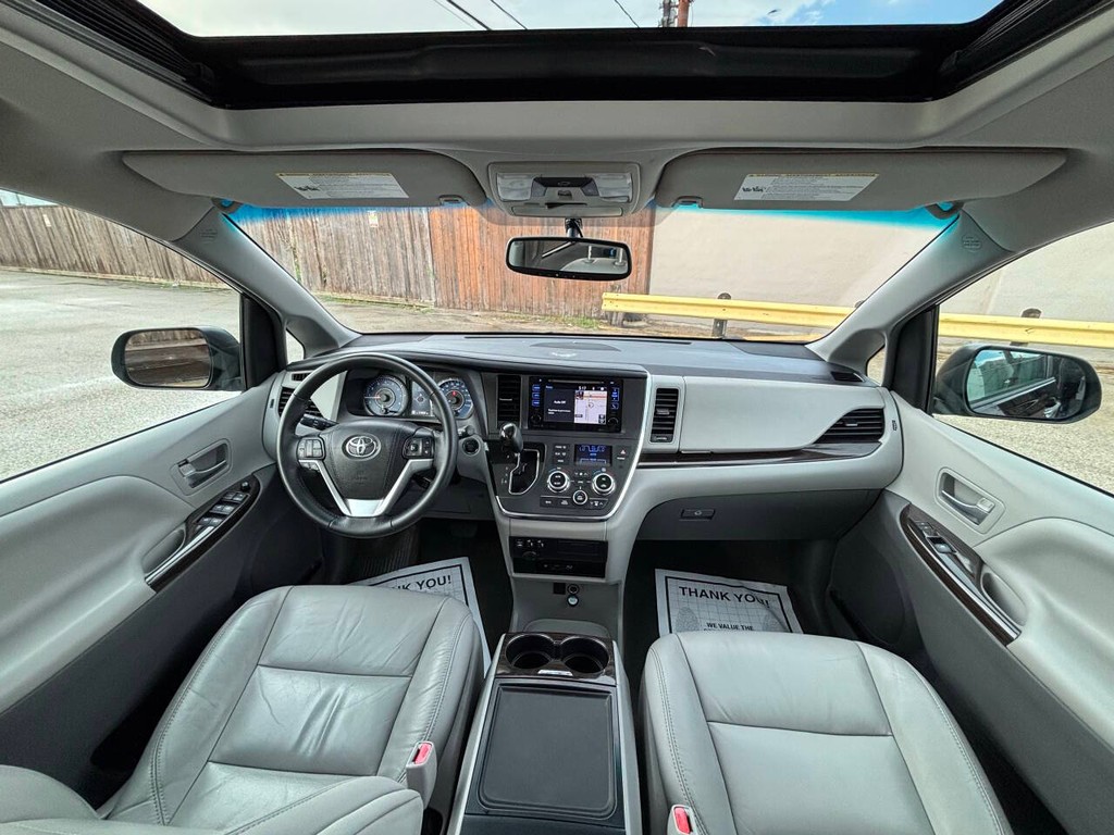Toyota Sienna Vehicle Full-screen Gallery Image 18