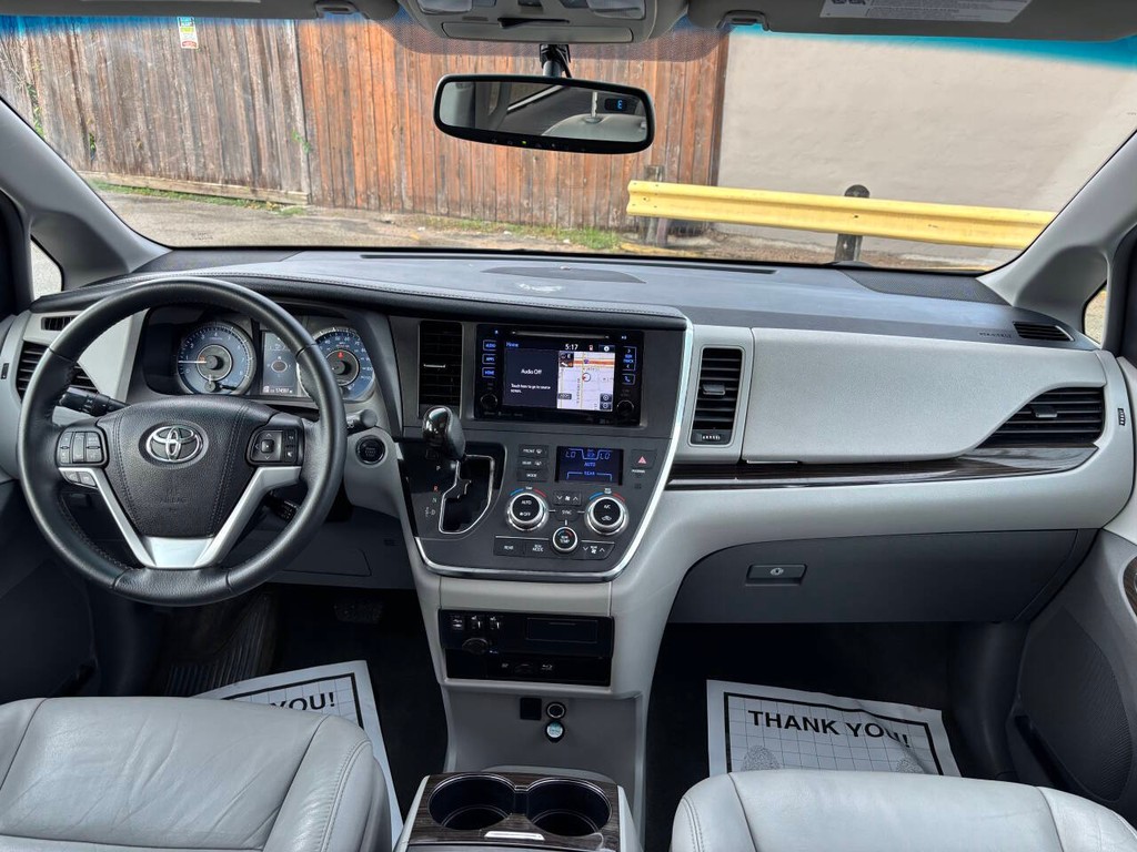 Toyota Sienna Vehicle Full-screen Gallery Image 19