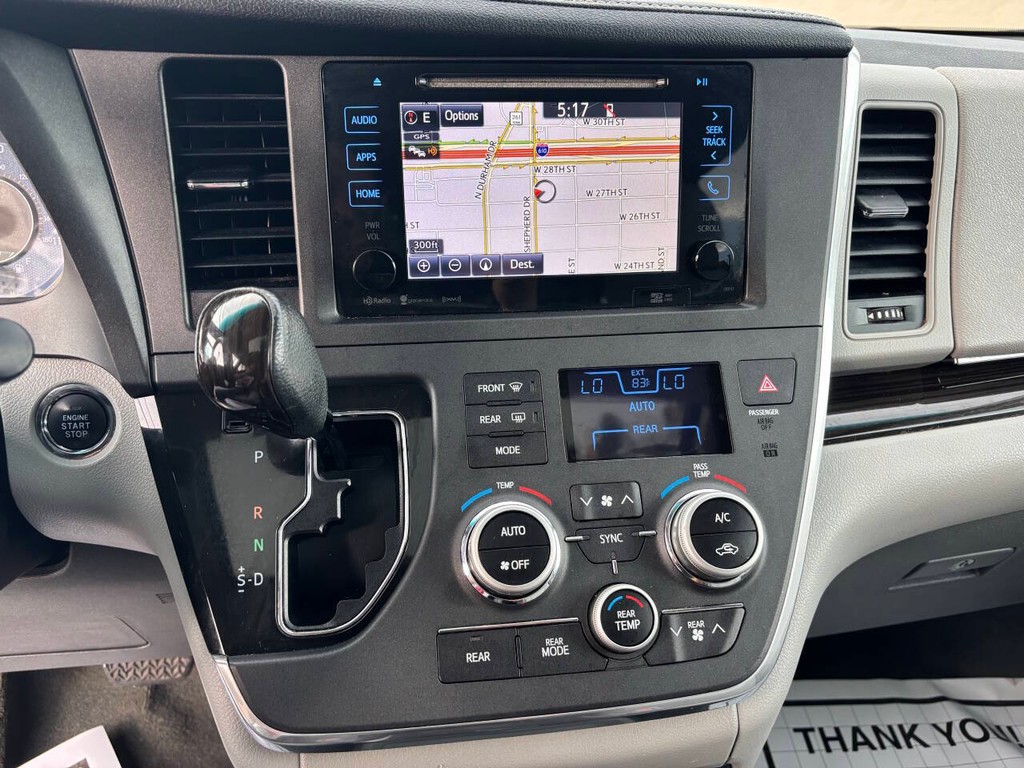 Toyota Sienna Vehicle Full-screen Gallery Image 20