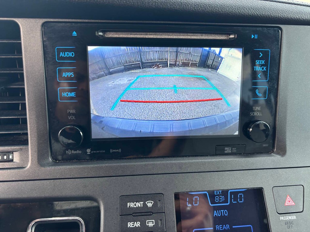 Toyota Sienna Vehicle Full-screen Gallery Image 21