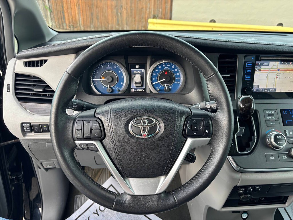 Toyota Sienna Vehicle Full-screen Gallery Image 23