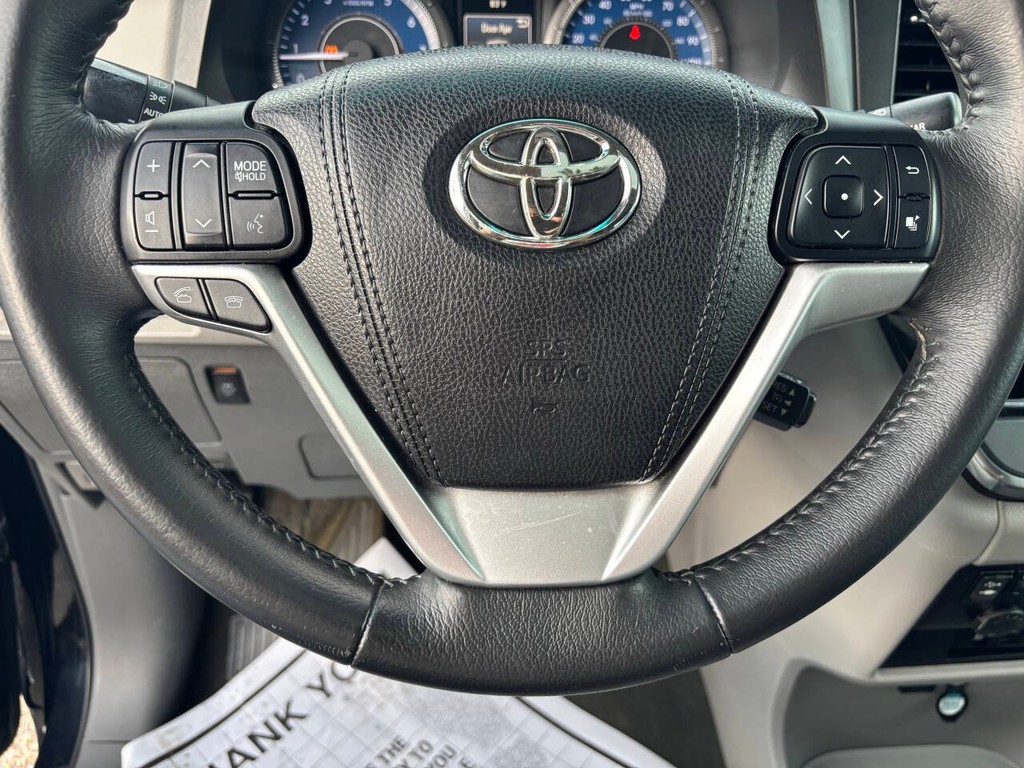 Toyota Sienna Vehicle Full-screen Gallery Image 24
