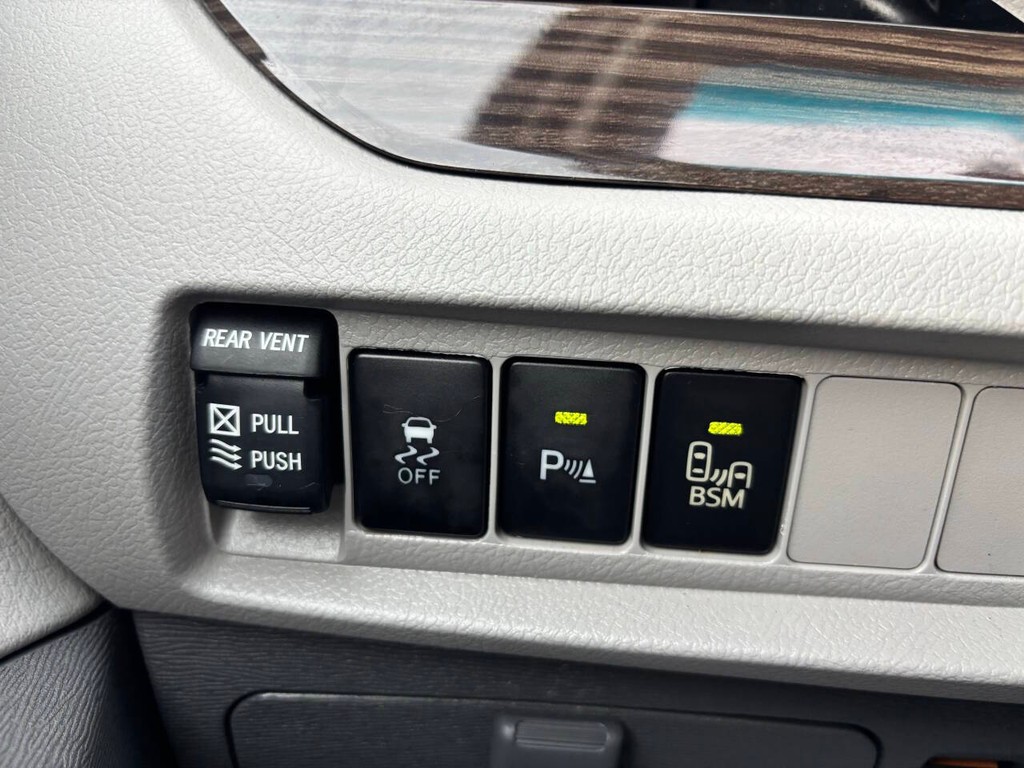 Toyota Sienna Vehicle Full-screen Gallery Image 25