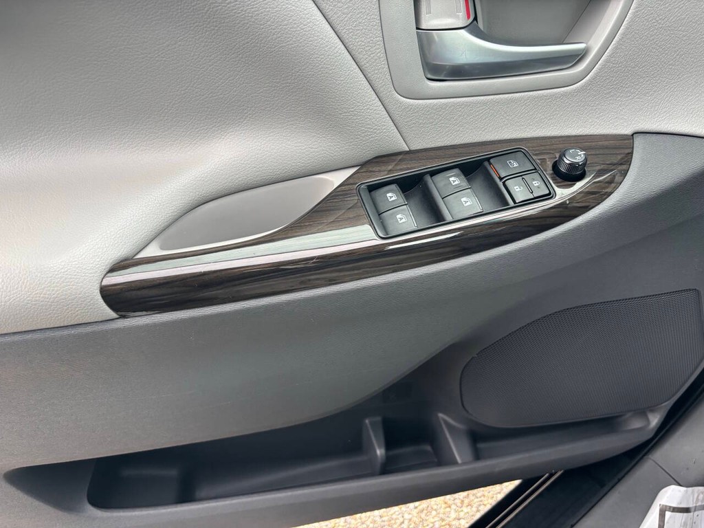 Toyota Sienna Vehicle Full-screen Gallery Image 26