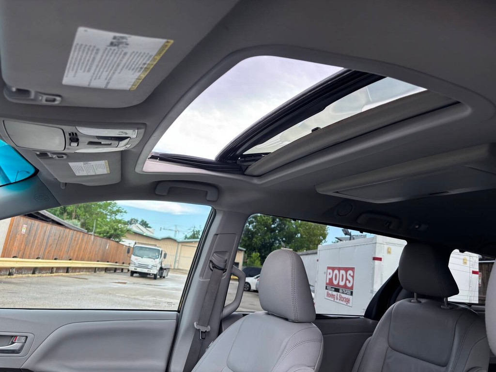 Toyota Sienna Vehicle Full-screen Gallery Image 28