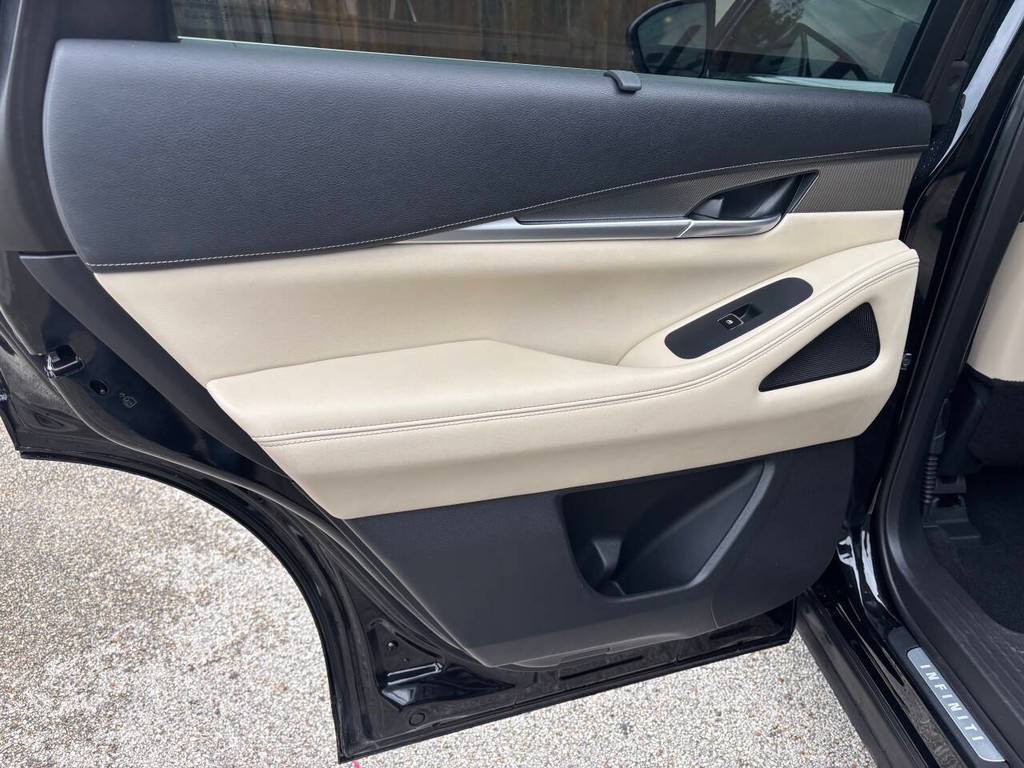 INFINITI QX60 Vehicle Full-screen Gallery Image 15