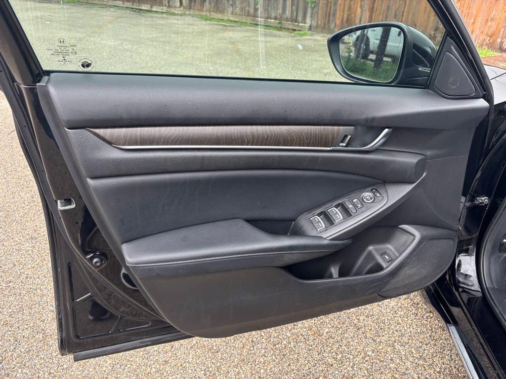 Honda Accord Sedan Vehicle Full-screen Gallery Image 10