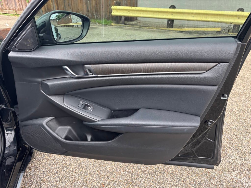 Honda Accord Sedan Vehicle Full-screen Gallery Image 13
