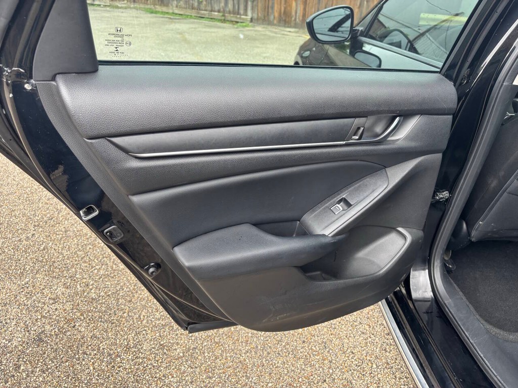 Honda Accord Sedan Vehicle Full-screen Gallery Image 15