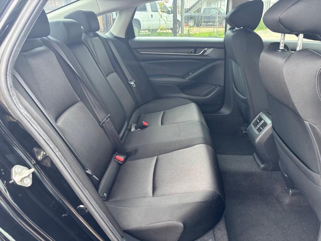 Honda Accord Sedan Vehicle Full-screen Gallery Image 16