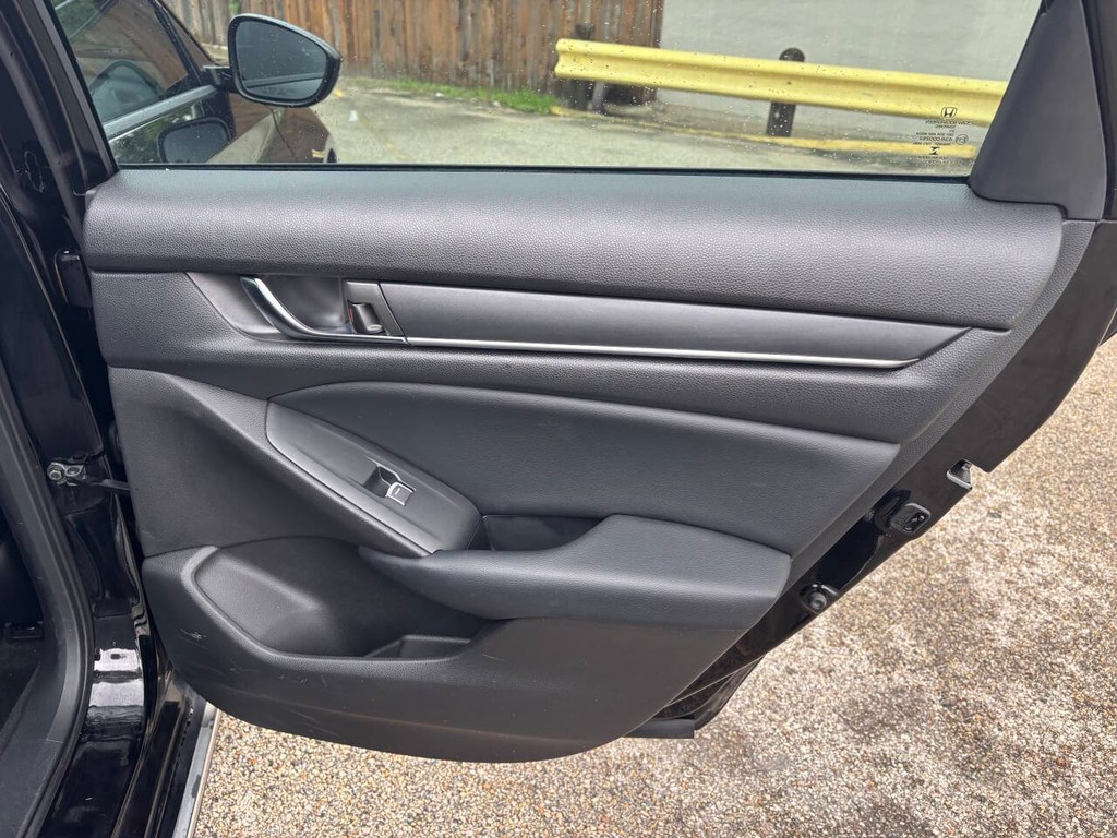 Honda Accord Sedan Vehicle Full-screen Gallery Image 17