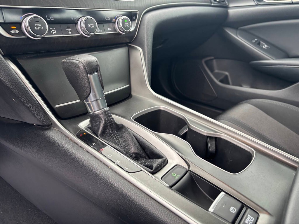 Honda Accord Sedan Vehicle Full-screen Gallery Image 24