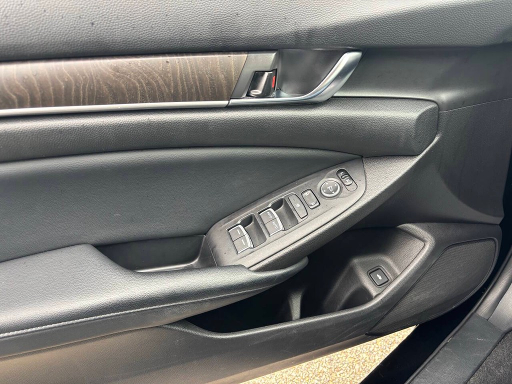 Honda Accord Sedan Vehicle Full-screen Gallery Image 30